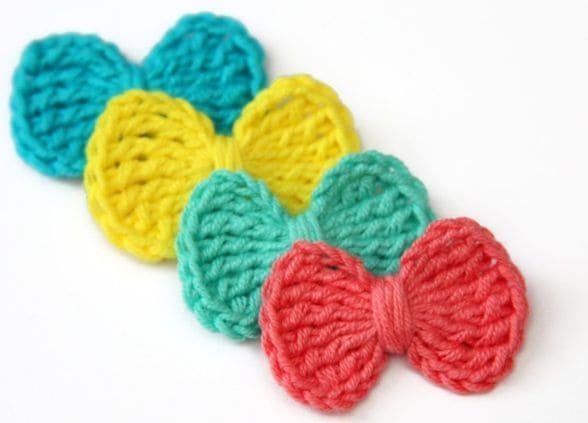 Cute Crochet Hair accessories//Crochet hair pins/Hair b  Grampos de cabelo  de crochê, Cabelo de crochê, Tiara de crochê