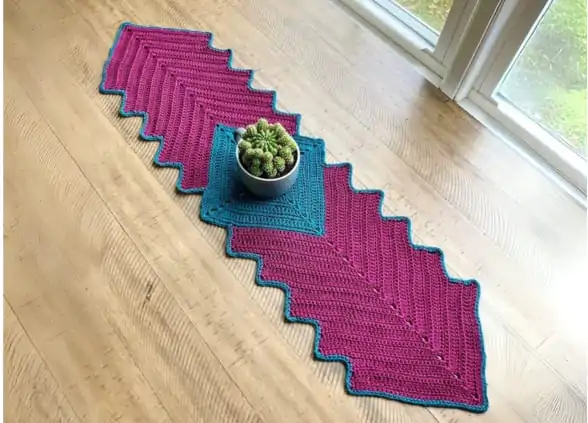 Caminho-de-mesa-de-croche-com-grafico