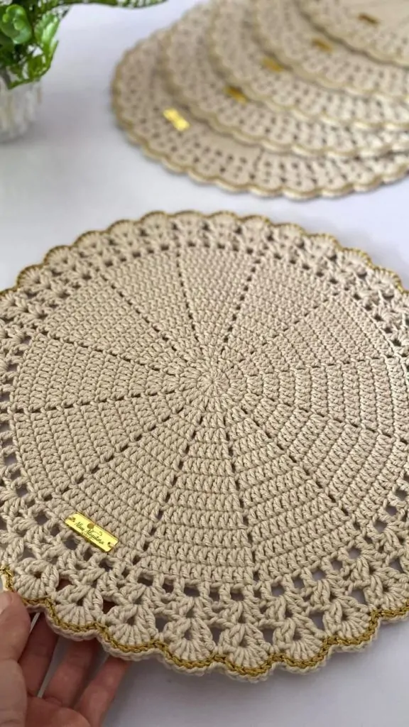 sousplat-croche-com-etiqueta